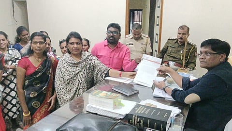 Gaon Mera Foundation Scam: ‘गांव मेरा फाउंडेशन’ पर 5,000 से अधिक गरीब महिलाओं से रोजगार के नाम पर करोड़ों की ठगी का आरोप। OTP लेकर खाते खुलवाए, फर्जी कर्ज का खतरा बढ़ा।