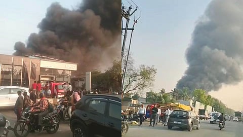 Hingana MIDC: हिंगना एमआईडीसी स्थित कपूर निर्माण कंपनी मयूर इंडस्ट्रीज में अचानक आग लगी। मशीनें, माल और शेड जलकर खाक। कार शोरूम का हिस्सा भी प्रभावित। दमकल ने 4 घंटे में काबू पाया।