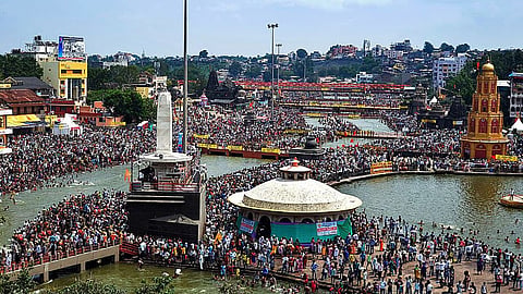 Nashik Trimbakeshwar Kumbh: 2027 नाशिक-त्र्यंबकेश्वर कुंभ मेले के लिए महाराष्ट्र में तैयारियाँ तेज़। मुख्य सचिव राजेश कुमार ने विकास कार्यों को मार्च 2027 से पहले पूरा करने के निर्देश दिए।