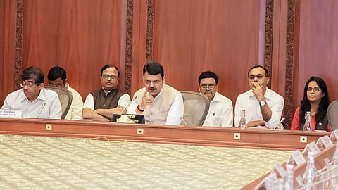 Maharashtra Farmers Relief Package: महाराष्ट्र में किसान पैकेज को लेकर कैबिनेट में गरमागरमी का माहौल है। सीएम देवेंद्र फडणवीस ने दो सप्ताह में राहत राशि किसानों के खाते में भेजने के निर्देश दिए है।