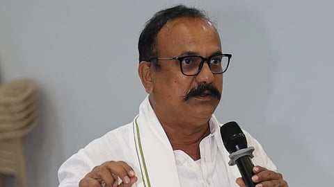 Maharashtra Politics: महाराष्ट्र में महायुति सरकार की अंदरूनी कलह पर कांग्रेस प्रदेश अध्यक्ष हर्षवर्धन सपकाल का तीखा हमला। मंत्रियों के विवादित बयानों को बताया लोकतंत्र का अपमान।