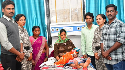 Naxal Couple Blessed With Baby: गड़चिरोली में आत्मसमर्पित नक्सली दंपति अर्जुन हिचामी और सम्मी मट्टामी को पुत्ररत्न की प्राप्ति। सरकार की पुनर्वसन योजनाओं से नया जीवन मिला।