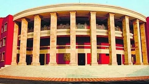 Maharashtra Winter Session: महाराष्ट्र विधानमंडल शीत सत्र से पहले पूरा सचिवालय आज नागपुर पहुंचेगा। 15,000 से अधिक कर्मचारी तैनात होंगे, जबकि कई मरम्मत कार्य अभी अधूरे हैं।