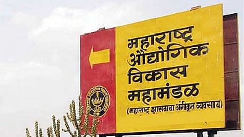 Yavatmal MIDC Failure: यवतमाल में 50 साल से MIDC की मंजूरियां मिलती रहीं, पर उद्योग शुरू नहीं हुए। खाली प्लॉट, बंद यूनिट्स और रोजगार संकट पर ग्राउंड रिपोर्ट पढ़ें।