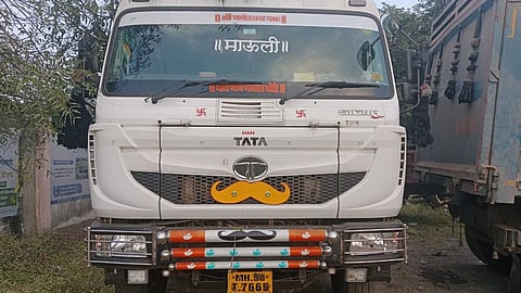 Sand Mafia Yavatmal: यवतमाल में रेत माफियाओं का हमला, दो पटवारी रात में गश्त के दौरान बंधक बनाए गए। जानलेवा प्रयास के बावजूद अब तक FIR दर्ज नहीं। जांच जारी।