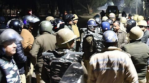 आधी रात को बीएचयू में भारी बवाल, छात्रों और पुलिसकर्मियों में भिड़ंत, 100 लोग घायल