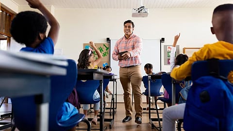 BHU में शिक्षकों के पदों पर भर्ती का ऐलान, जानें सैलरी और आखिरी तारीख