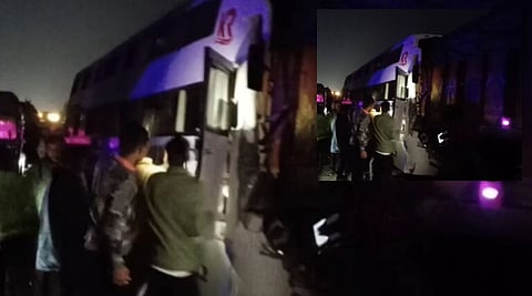 खड़े ट्रक से ट्रैवल्स की टक्कर