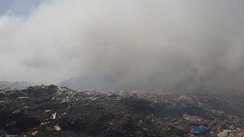 पंद्रह दिनों से जल रहा कचरा