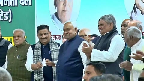 Nitish will deal a significant blow to Tejashwi! 17 Grand Alliance MLAs will join JDU