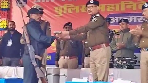 Naxalites carrying a bounty of Rs 3 lakh each surrender in Bihar; they will now receive that much from the government