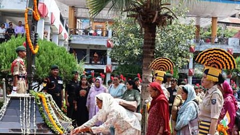 शहीद सैनिकों को श्रद्धांजलि