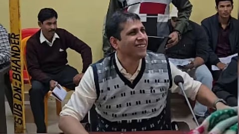 An elderly man couldn’t recognize the collector due to his simple attire during a public hearing, and the heartwarming moment went viral.