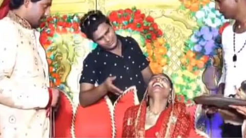 A bride’s strange behavior before the varmala scared the groom, and the wedding video went viral on social media.
