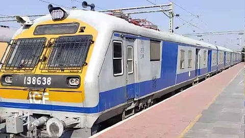 New Timetable December 18: अकोला–अकोट डेमू पैसेंजर 18 दिसंबर से नई समय-सारणी पर चलेगी। ट्रेन की गति बढ़ेगी, यात्रा समय होगा कम। यह गाड़ी नए ब्रॉडगेज मार्ग पर दौड़ने वाली एकमात्र यात्री गाड़ी है।