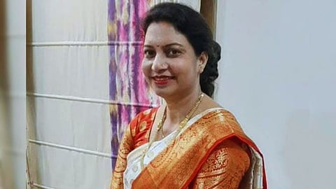 Geeta Hinge Accident: गड़चिरोली में NCP नेता गीता हिंगे की हाईवे एक्सीडेंट में दुखद मौत पर शोक मनाया जा रहा है; उनके पति गंभीर रूप से घायल हैं। घटना और उनके सामाजिक कार्यों की पूरी जानकारी पढ़ें।