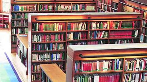 Rural Libraries India: गोंदिया में अधिकांश वाचनालय आर्थिक संकट से जूझ रहे हैं। कर्मचारियों को सिर्फ 30 रुपये प्रतिदिन मिलते हैं, अनुदान बंद होने से कई वाचनालय बंद होने की कगार पर।