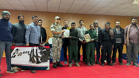 Naxal Commander Surrender News: गोंदिया जिला पुलिस के सामने दर्रेकसा एरिया कमेटी कमांडर समेत 3 माओवादियों ने हथियारों के साथ आत्मसमर्पण किया। महाराष्ट्र सरकार द्वारा घोषित 20 लाख रुपये का इनाम था।