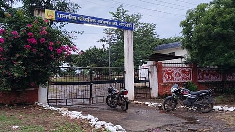 Maharashtra Government Negligence: पुसद के सरकारी आश्रम स्कूलों में 6 महीने बाद भी न यूनिफॉर्म मिली, न छात्रवृत्ति। 2,765 छात्र सरकारी मदद से वंचित, अभिभावकों में गहरा रोष।