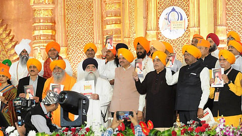 Guru Teg Bahadur Legacy: हिंद की चादर गुरु तेग बहादुर के बलिदान को नई पीढ़ी तक पहुंचाने की घोषणा सीएम फडणवीस ने की। नागपुर में आयोजित कार्यक्रम में गडकरी सहित कई नेता और साधु संत उपस्थित।
