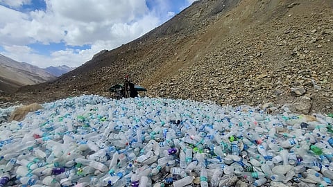 सड़क किनारे दिखा अनोखा मंदिर, जहां लोग चढ़ाते हैं पानी की बोतलें, जानें क्यों शुरू हुई ये परंपरा