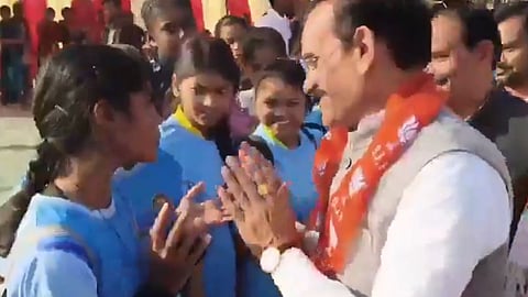 madhya-pradesh chhatarpur bjp-mp-vd-sharma-late-arrival-student-angry-reaction-viral-news