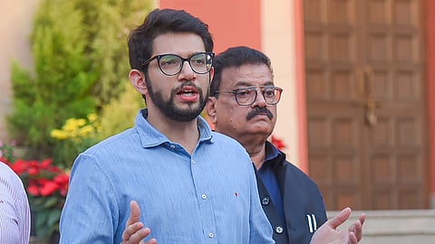 Tiger Leopard Politics: विधान भवन में मंत्रियों की गैरहाजिरी पर सियासी संग्राम तेज। आदित्य ठाकरे बोले—हम बाघ हैं, तेंदुए की जरूरत नहीं। लाडकी बहिन योजना पर भी हमला।