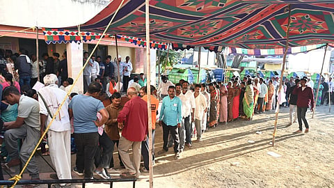Maharashtra Civic Polls: महाराष्ट्र नगर परिषद चुनाव में अकोला, यवतमाल, फलटण में EVM खराब; वोटिंग रुकी, हंगामा। 23 नगर परिषदों में मतदान के बीच अव्यवस्था सामने आई।