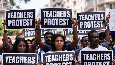 Maharashtra School Closure: महाराष्ट्र में 18,000 स्कूल बंद होने के खतरे पर शिक्षक संघों की बड़ी चेतावनी। शासन निर्णय से हजारों शिक्षक अतिरिक्त, 5 दिसंबर को राज्यव्यापी बंद।