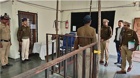 Security Arrangements: नागपुर जिले की 11 नगर परिषद और 5 नगर पंचायत चुनावों के लिए ग्रामीण व सिटी पुलिस ने चप्पे-चप्पे पर सुरक्षा बढ़ाई, संवेदनशील केंद्रों पर कड़ी निगरानी।
