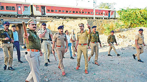 Nagpur Police: नागपुर में नौशाद-इप्पा गैंग पर ऑपरेशन थंडर की कार्रवाई तेज हो चुकी है। पुलिस ने ठिकानों पर छापे, अवैध निर्माण ढहा, गांजा बरामद और नेटवर्क ध्वस्त करने की तैयारी कर ली है।