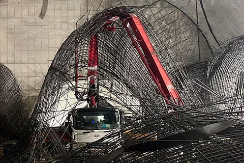 A horrific accident in South Korea: Steel rods fell 70 meters, trapping several workers.