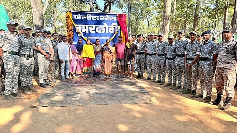 Naxal-Affected Area Gadchiroli: गड़चिरोली के तुमरकोठी में मात्र 24 घंटे में नया पुलिस थाना स्थापित, 1050 जवान तैनात। नक्सल प्रभावित क्षेत्र में सुरक्षा और विकास को नई दिशा मिली।