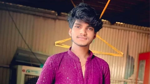 Yavatmal Crime News: पुसद में 18 साल के शिवराज दोडके ने इंस्टाग्राम पर अपनी ही मौत की पोस्ट डालकर दी जान। 'सॉरी फैमिली' लिखकर मांगी माफी। जांच में जुटी पुलिस।