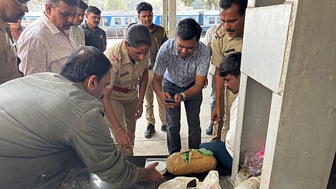akola-railway-ganja-smuggling-arrest-platform-6