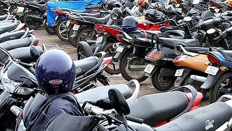 Lack of parking facilities in Akola has hampered traffic, with vehicles parked in markets and main roads. Citizens and public representatives have demanded two-wheeler and four-wheeler parking zones in all areas
