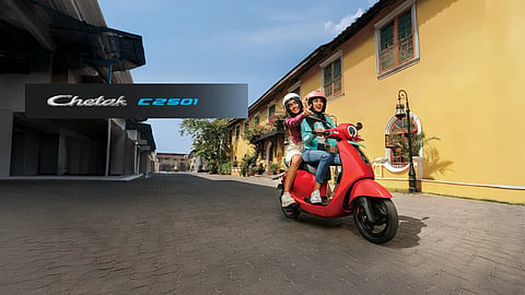 A stylish and robust electric scooter for just 91,000 rupees! The Bajaj Chetak C25 offers a range of 113 km.
