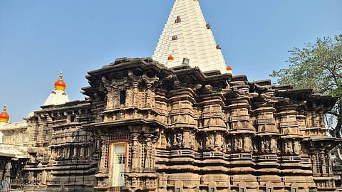 Upon entering this temple, one's fortune changes, and devotees receive gold and silver coins.