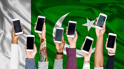 Cheap phone proves costly! 100 million mobile phones shut down in Pakistan in one go, find out why.