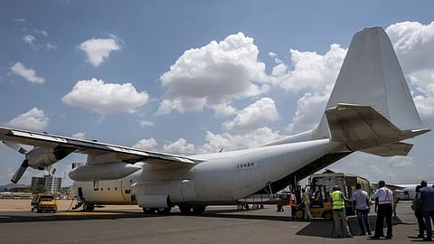 New tensions in the Middle East! The Sudan massacre causes a rift in UAE-Saudi relations, and a major arms supply scandal is revealed.UAE Sudan Arms Shipment: यूएई पर सूडान के गृहयुद्ध में RSF को हथियार देने और 1.5 लाख मौतों के आरोप लगे हैं। रहस्यमयी कार्गो उड़ानों ने सऊदी अरब और यूएई के बीच तनाव को और बढ़ा दिया है।