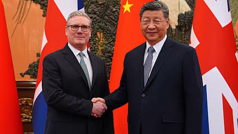 Amidst Trump's tensions, China and Britain take a major step; Starmer and Xi shake hands, sealing agreements on several key issues.