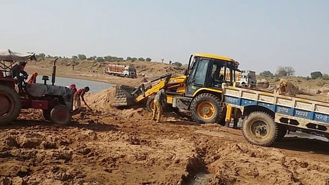 Gondia Police seized assets worth ₹21.10 crore in 114 cases against the sand mafia in 2025