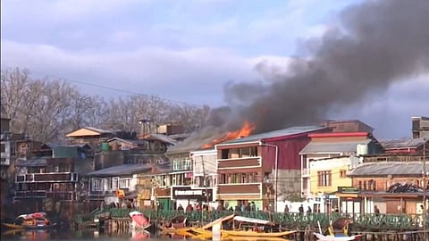 Jammu and Kashmir: Fire breaks out at a hotel near Dalgate in Srinagar