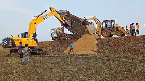 Police take major action against illegal sand mining in Pandharkawada, seize stolen sand worth 6 lakhs, and impound a tractor.