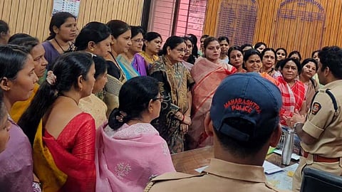BJP Mahila Morcha Akola demanded strict action in the 'Bindighar' case and sought traffic reforms. They urged CM Fadnavis and Police to arrest the masterminds behind exploitation and conversion.