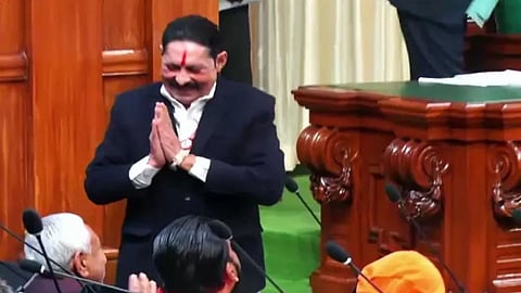 From jail to power! Anant Singh arrived at the assembly in an ambulance, and after taking the oath, he touched Nitish Kumar's feet.