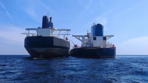 Major action in Malaysian waters! Two ships caught illegally transferring oil, several people arrested including Indian crew members.