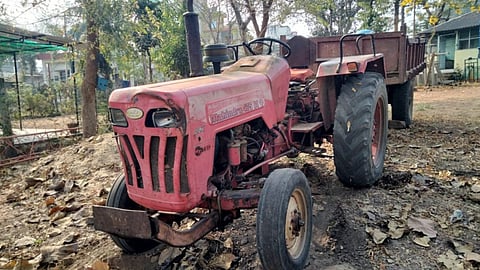 Bhadravati Forest Dept seizes 2 tractors for illegal sand mining in Masal-Pavna forest areas.
