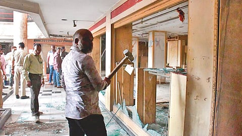 NMC's enforcement squad begins major demolition at Nagpur's Poonam Chambers. 70 illegal constructions targeted following High Court orders. 11 shops get relief.