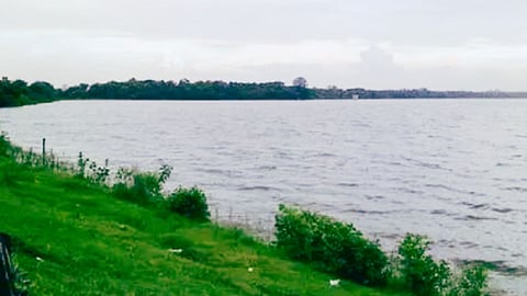 Gondia's Railway Lake to be transformed into a tourism hub with 35 crore under Amrut Yojana, featuring boating, walking tracks, and musical fountains for urban development.